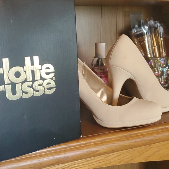 Heels - Picture 2 of 3